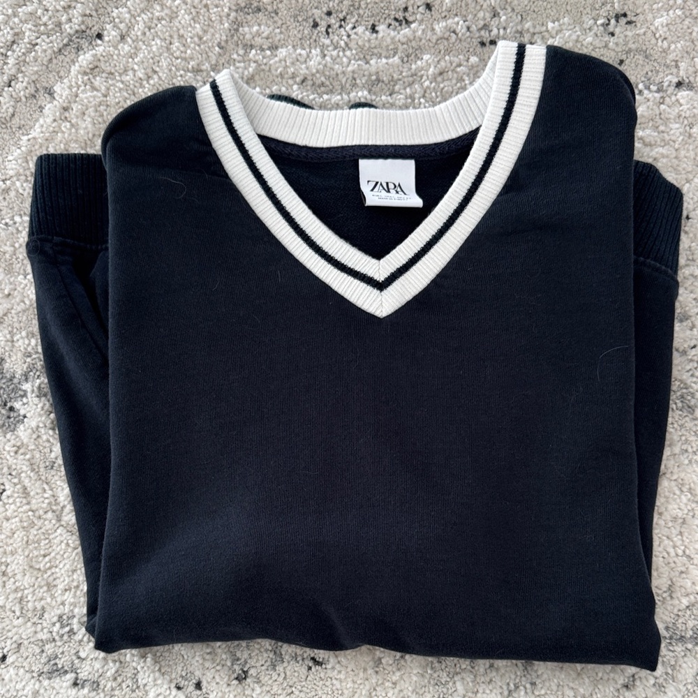 Zara Men's V-Neck Sweater in Navy and White